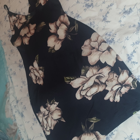 Floral  dress  its like blue dark       its kind of big for me Fits medium size - Picture 3 of 5